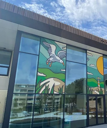 YES College Den Haag afbeelding fijn en licht schoolgebouw